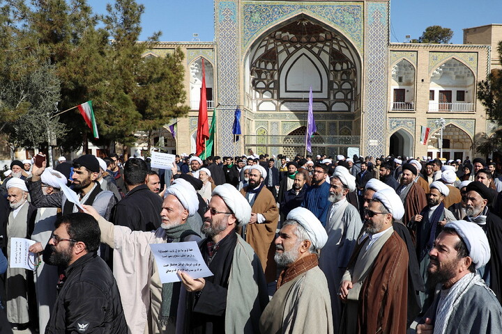 تصاویر/ خروش حوزویان در دفاع از قرآن و مقدسات