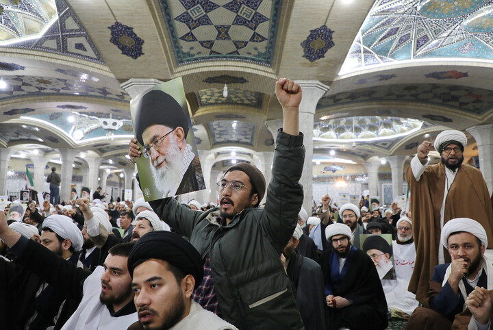 تصاویر/ خروش حوزویان در دفاع از قرآن و مقدسات