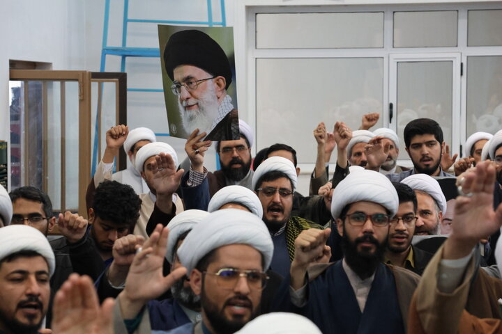 تصاویر/تجمع اعتراضی طلاب و روحانیون بیرجند در دفاع از قرآن و رهبر معظم انقلاب