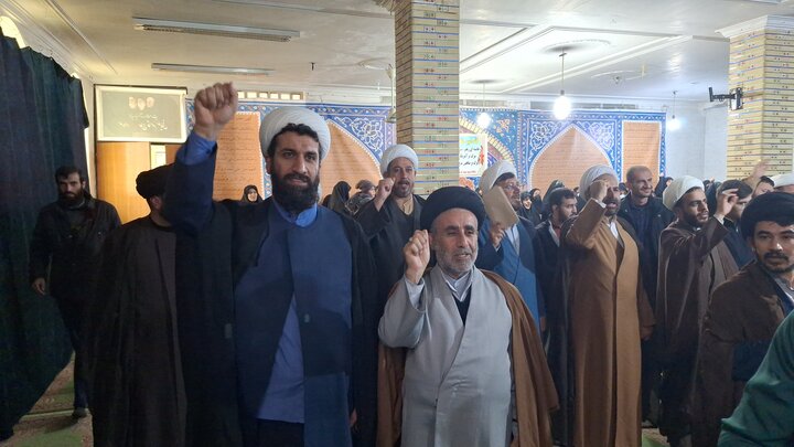 گزارش تصویری | تجدید بیعت طلاب کهگیلویه و بویراحمد با رهبری در حوزه علمیه یاسوج