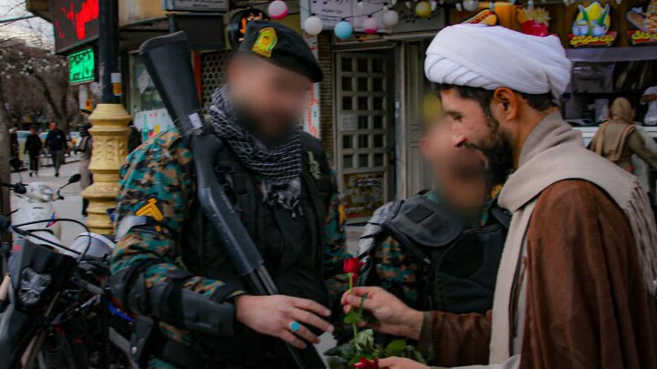 تصاویر/تقدیر از نیروهای امنیتی و اهدای گل و حرز امام جواد(ع)