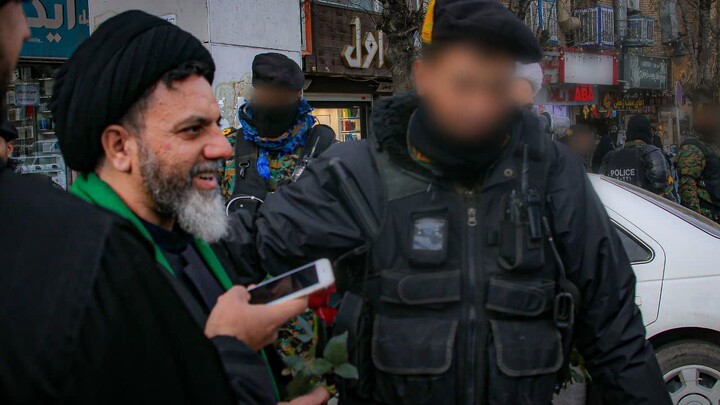 تصاویر/تقدیر از نیروهای امنیتی و اهدای گل و حرز امام جواد(ع)