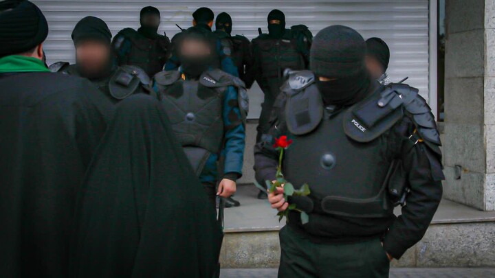 تصاویر/تقدیر از نیروهای امنیتی و اهدای گل و حرز امام جواد(ع)