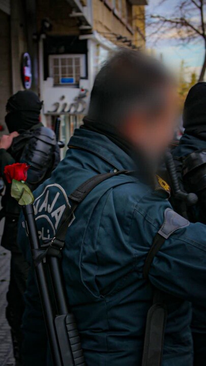 تصاویر/تقدیر از نیروهای امنیتی و اهدای گل و حرز امام جواد(ع)