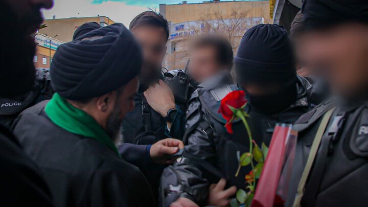 تصاویر/تقدیر از نیروهای امنیتی و اهدای گل و حرز امام جواد(ع)