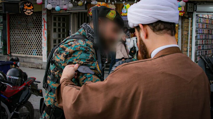 تصاویر/تقدیر از نیروهای امنیتی و اهدای گل و حرز امام جواد(ع)