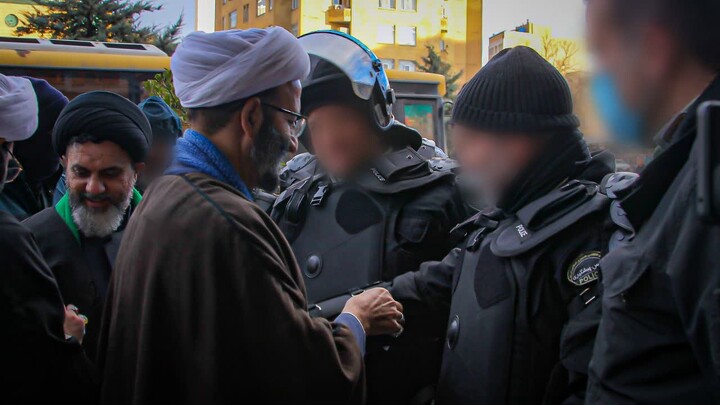 تصاویر/تقدیر از نیروهای امنیتی و اهدای گل و حرز امام جواد(ع)