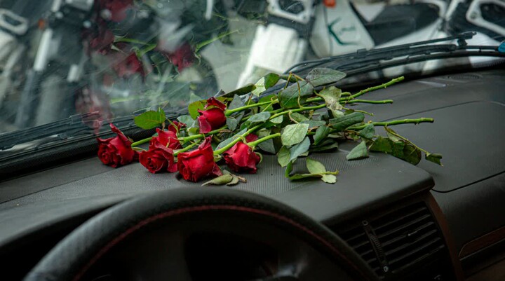 تصاویر/تقدیر از نیروهای امنیتی و اهدای گل و حرز امام جواد(ع)