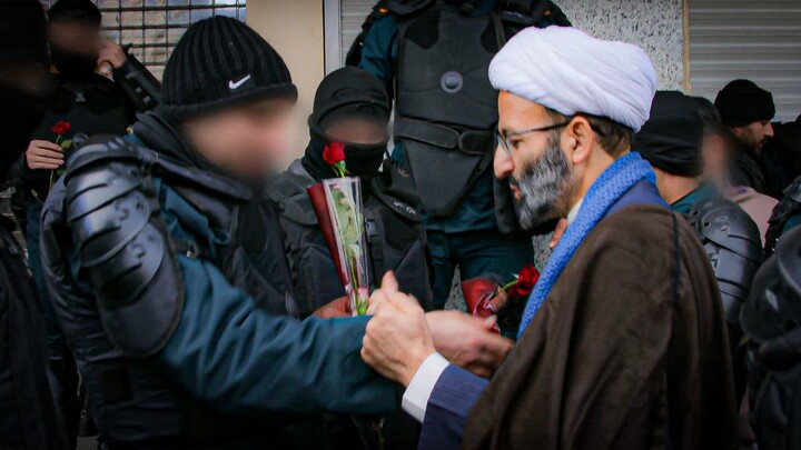 تصاویر/تقدیر از نیروهای امنیتی و اهدای گل و حرز امام جواد(ع)