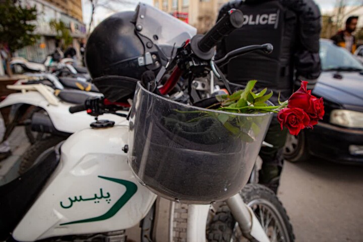 تصاویر/تقدیر از نیروهای امنیتی و اهدای گل و حرز امام جواد(ع)