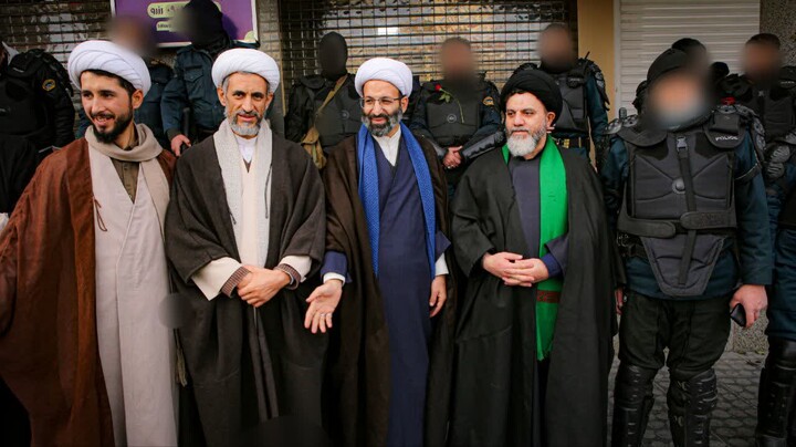 تصاویر/تقدیر از نیروهای امنیتی و اهدای گل و حرز امام جواد(ع)