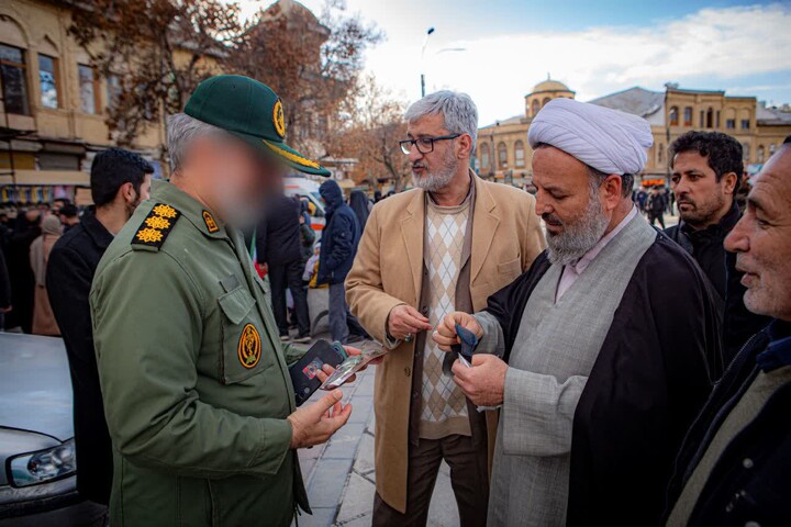 تصاویر/تقدیر از نیروهای امنیتی و اهدای گل و حرز امام جواد(ع)