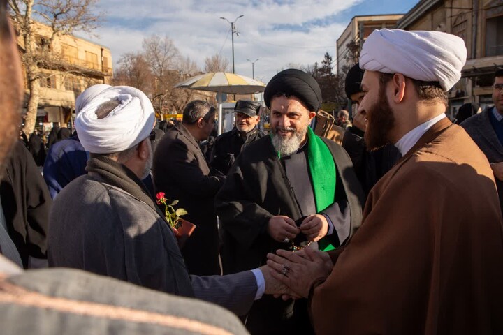 تصاویر/تقدیر از نیروهای امنیتی و اهدای گل و حرز امام جواد(ع)