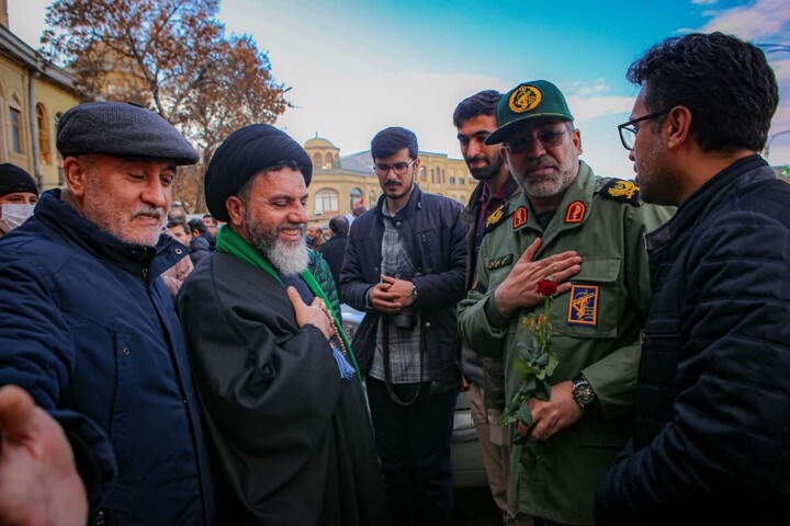 تصاویر/تقدیر از نیروهای امنیتی و اهدای گل و حرز امام جواد(ع)