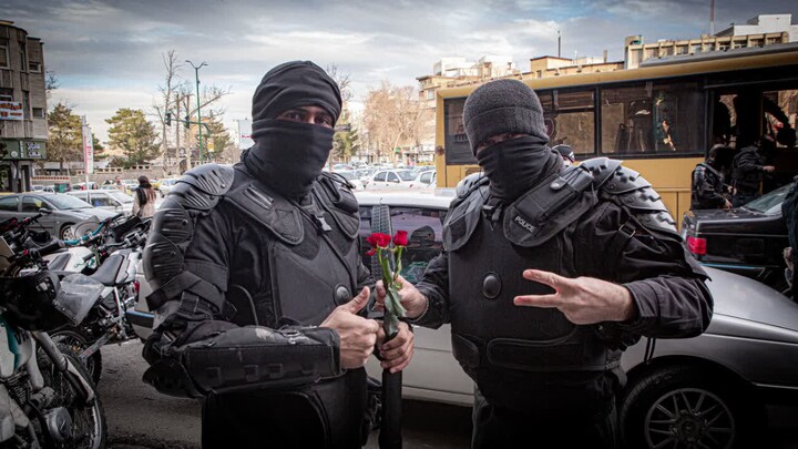 تصاویر/تقدیر از نیروهای امنیتی و اهدای گل و حرز امام جواد(ع)