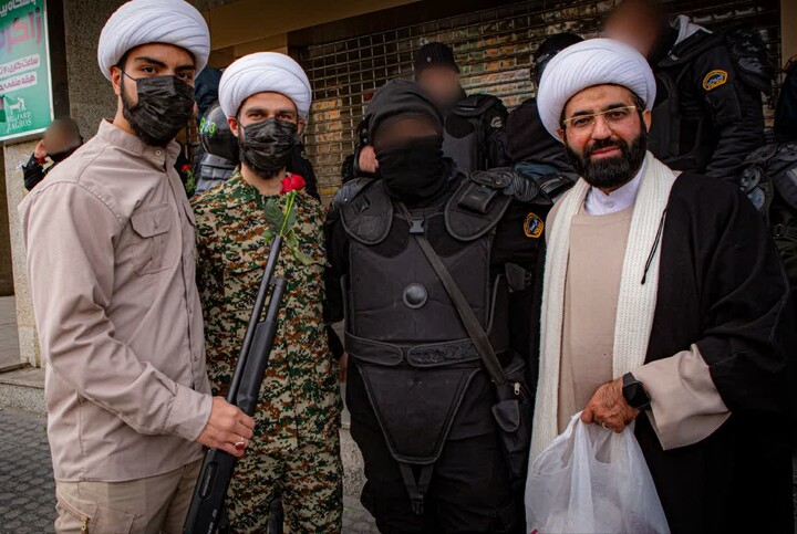 تصاویر/تقدیر از نیروهای امنیتی و اهدای گل و حرز امام جواد(ع)