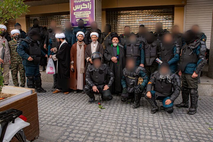 تصاویر/تقدیر از نیروهای امنیتی و اهدای گل و حرز امام جواد(ع)