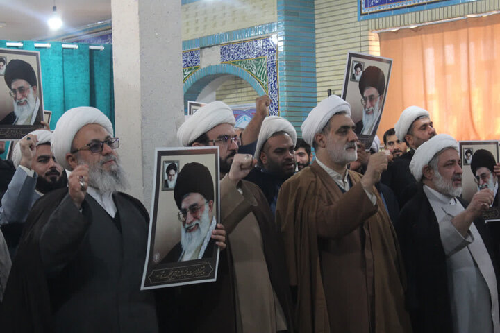 تصاویر/ اجتماع طلاب و روحانیون  ایلامی در محکومیت هتک‌حرمت به قرآن کریم و مرجعیت دینی