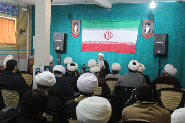 تصاویر/ اجتماع طلاب و روحانیون  ایلامی در محکومیت هتک‌حرمت به قرآن کریم و مرجعیت دینی