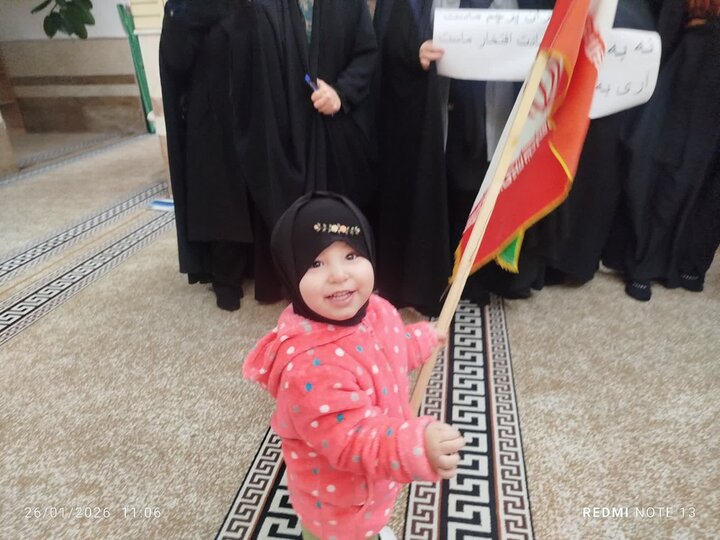 تصاویر/ اجتماع طلاب مدرسه علمیه زینب کبری (س) ارومیه در حمایت از رهبری و محکومیت اهانت به قرآن و مقدسات اسلامی