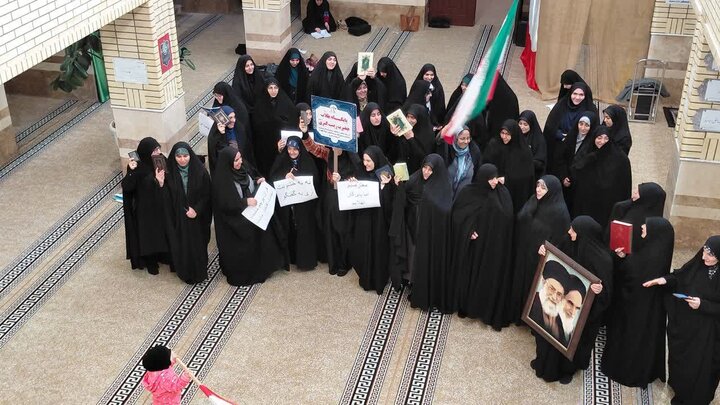 تصاویر/ اجتماع طلاب مدرسه علمیه زینب کبری (س) ارومیه در حمایت از رهبری و محکومیت اهانت به قرآن و مقدسات اسلامی