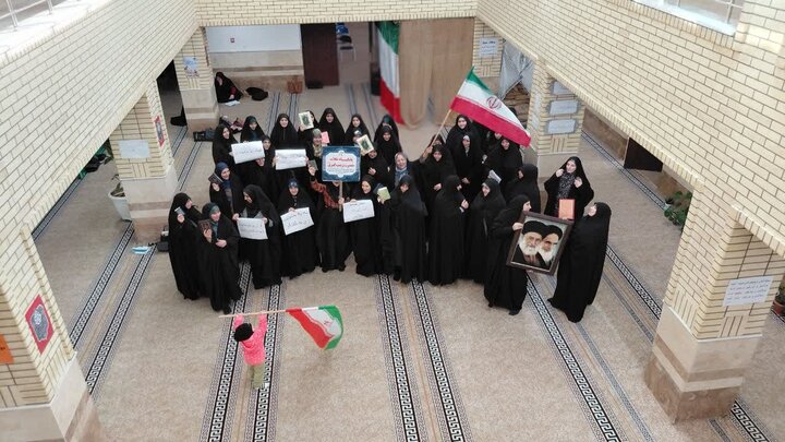 تصاویر/ اجتماع طلاب مدرسه علمیه زینب کبری (س) ارومیه در حمایت از رهبری و محکومیت اهانت به قرآن و مقدسات اسلامی