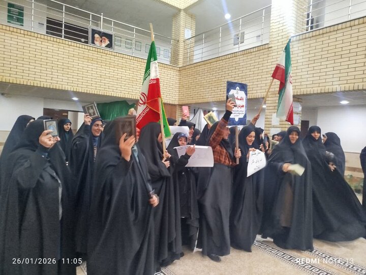 تصاویر/ اجتماع طلاب مدرسه علمیه زینب کبری (س) ارومیه در حمایت از رهبری و محکومیت اهانت به قرآن و مقدسات اسلامی