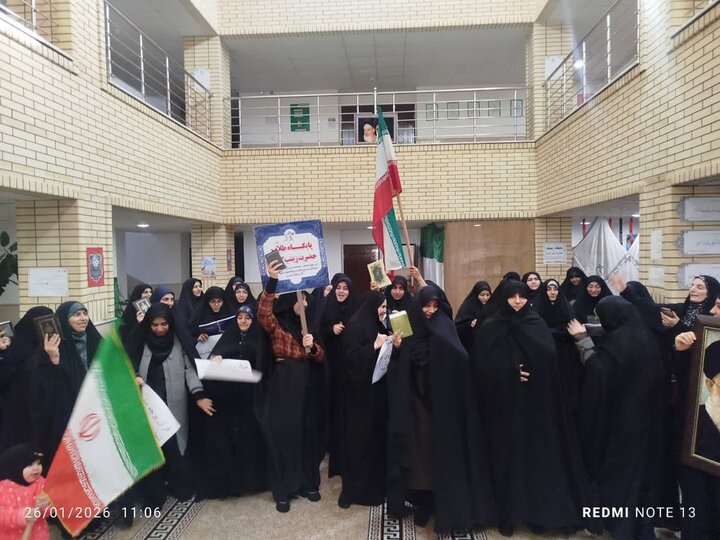 تصاویر/ اجتماع طلاب مدرسه علمیه زینب کبری (س) ارومیه در حمایت از رهبری و محکومیت اهانت به قرآن و مقدسات اسلامی