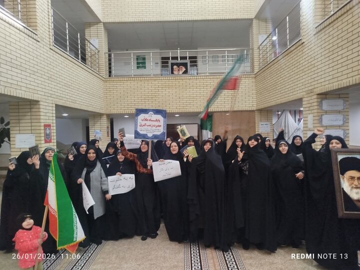 تصاویر/ اجتماع طلاب مدرسه علمیه زینب کبری (س) ارومیه در حمایت از رهبری و محکومیت اهانت به قرآن و مقدسات اسلامی