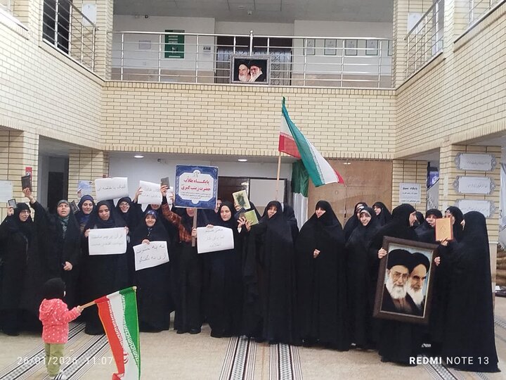 تصاویر/ اجتماع طلاب مدرسه علمیه زینب کبری (س) ارومیه در حمایت از رهبری و محکومیت اهانت به قرآن و مقدسات اسلامی