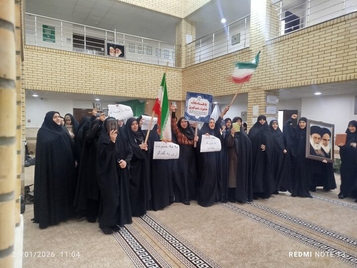 تصاویر/ اجتماع طلاب مدرسه علمیه زینب کبری (س) ارومیه در حمایت از رهبری و محکومیت اهانت به قرآن و مقدسات اسلامی