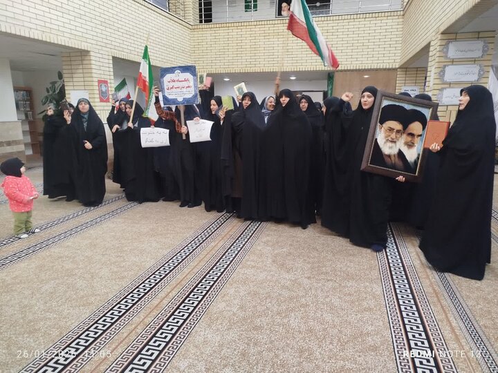 تصاویر/ اجتماع طلاب مدرسه علمیه زینب کبری (س) ارومیه در حمایت از رهبری و محکومیت اهانت به قرآن و مقدسات اسلامی