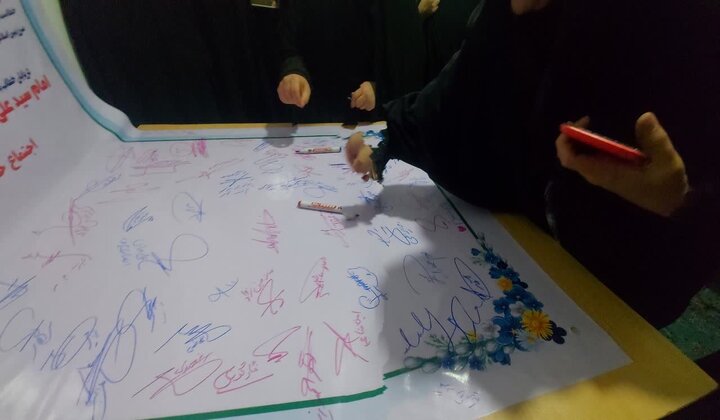 تصاویر/ اجتماع طلاب نقده در حمایت از رهبری و محکومیت اغتشاشات اخیر