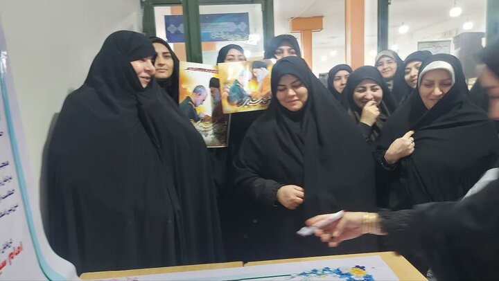 تصاویر/ اجتماع طلاب نقده در حمایت از رهبری و محکومیت اغتشاشات اخیر