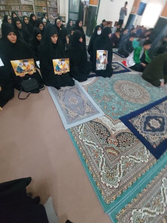 تصاویر/ اجتماع طلاب نقده در حمایت از رهبری و محکومیت اغتشاشات اخیر