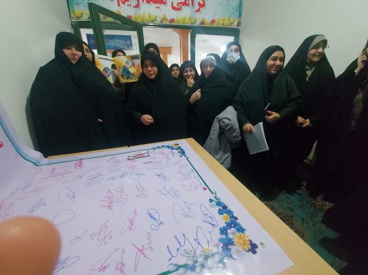 تصاویر/ اجتماع طلاب نقده در حمایت از رهبری و محکومیت اغتشاشات اخیر