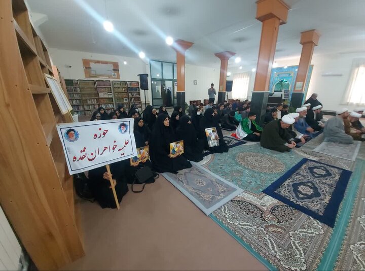 تصاویر/ اجتماع طلاب نقده در حمایت از رهبری و محکومیت اغتشاشات اخیر