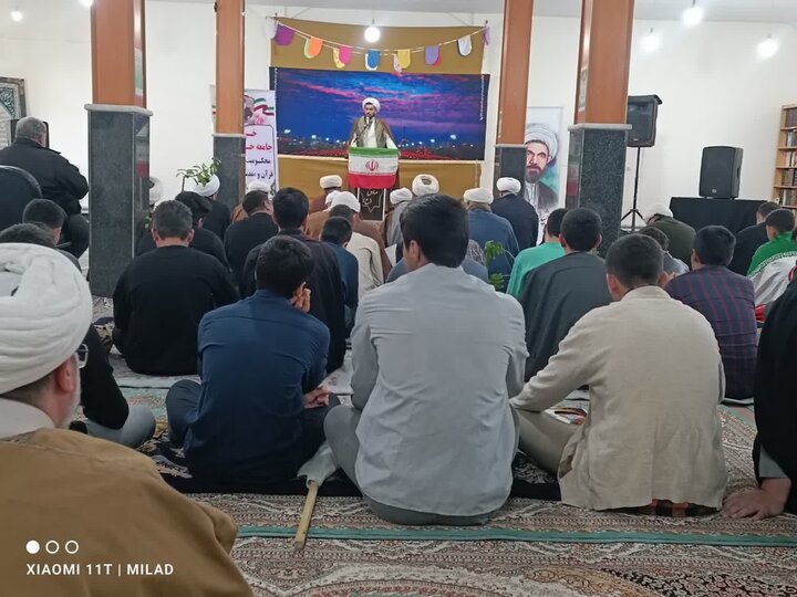 تصاویر/ اجتماع طلاب نقده در حمایت از رهبری و محکومیت اغتشاشات اخیر