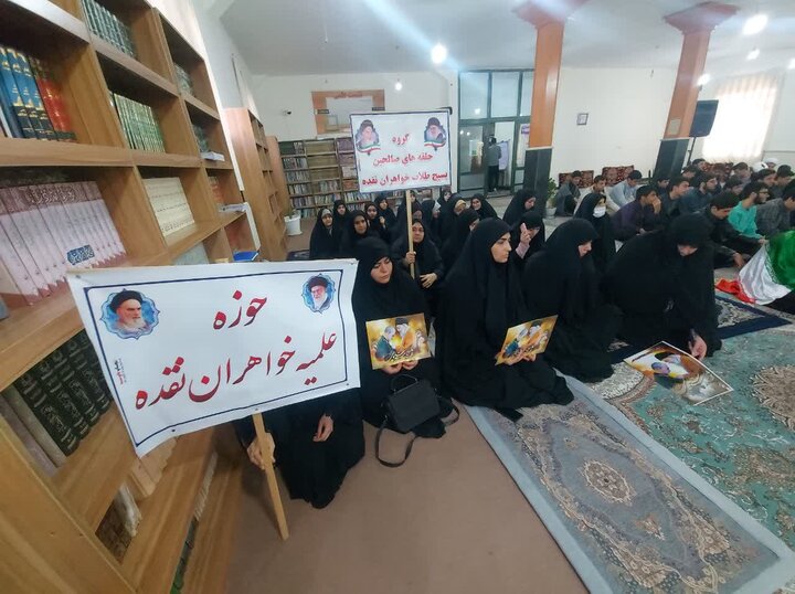 تصاویر/ اجتماع طلاب نقده در حمایت از رهبری و محکومیت اغتشاشات اخیر