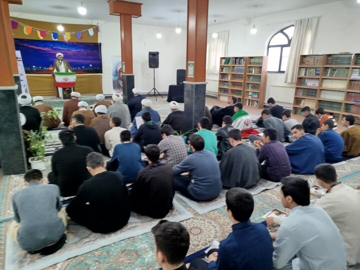 تصاویر/ اجتماع طلاب نقده در حمایت از رهبری و محکومیت اغتشاشات اخیر