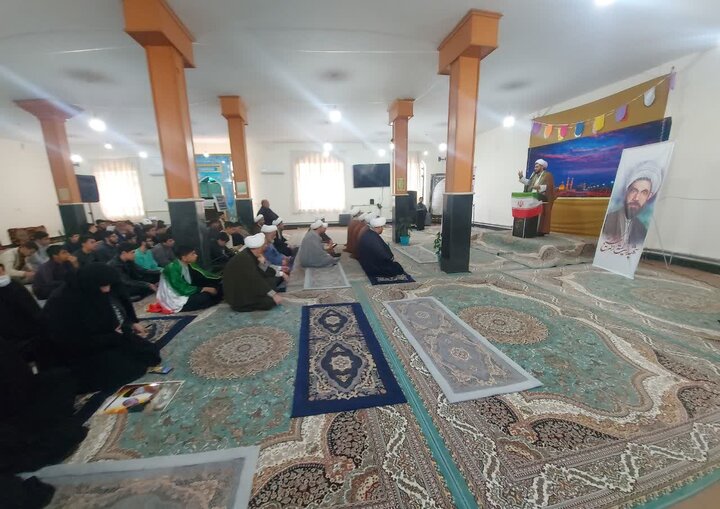 تصاویر/ اجتماع طلاب نقده در حمایت از رهبری و محکومیت اغتشاشات اخیر