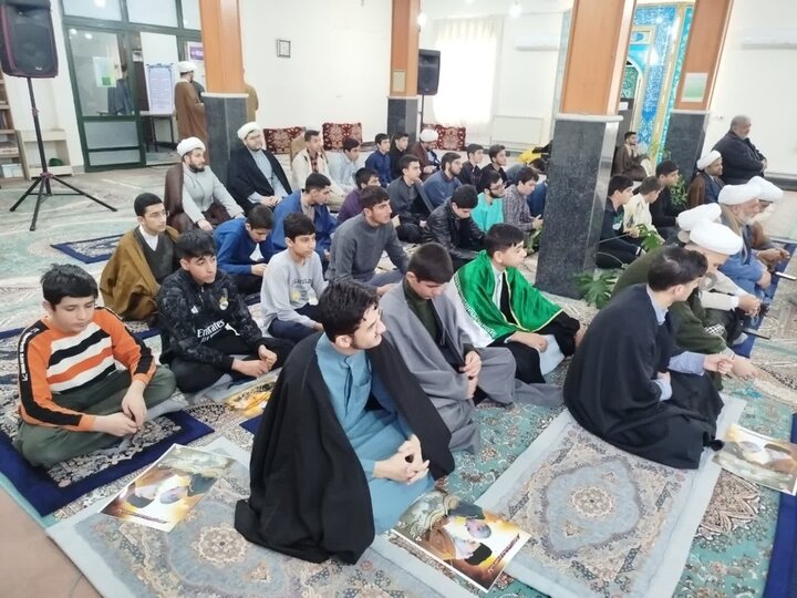 تصاویر/ اجتماع طلاب نقده در حمایت از رهبری و محکومیت اغتشاشات اخیر