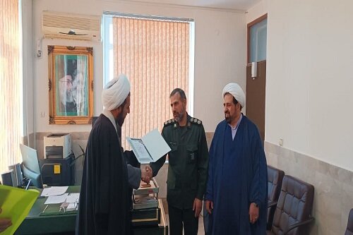 تقدیر مدیر مدرسه علمیه امام خمینی(ره) هرسین از نیروی انتظامی و سپاه شهرستان+تصاویر