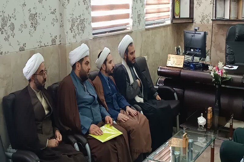 تقدیر مدیر مدرسه علمیه امام خمینی(ره) هرسین از نیروی انتظامی و سپاه شهرستان+تصاویر