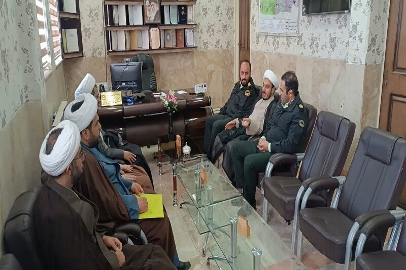 تقدیر مدیر مدرسه علمیه امام خمینی(ره) هرسین از نیروی انتظامی و سپاه شهرستان+تصاویر