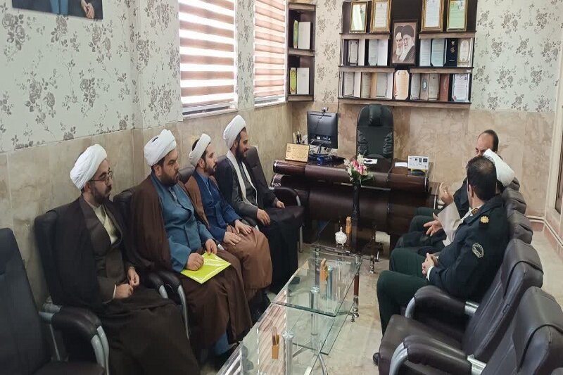 تقدیر مدیر مدرسه علمیه امام خمینی(ره) هرسین از نیروی انتظامی و سپاه شهرستان+تصاویر