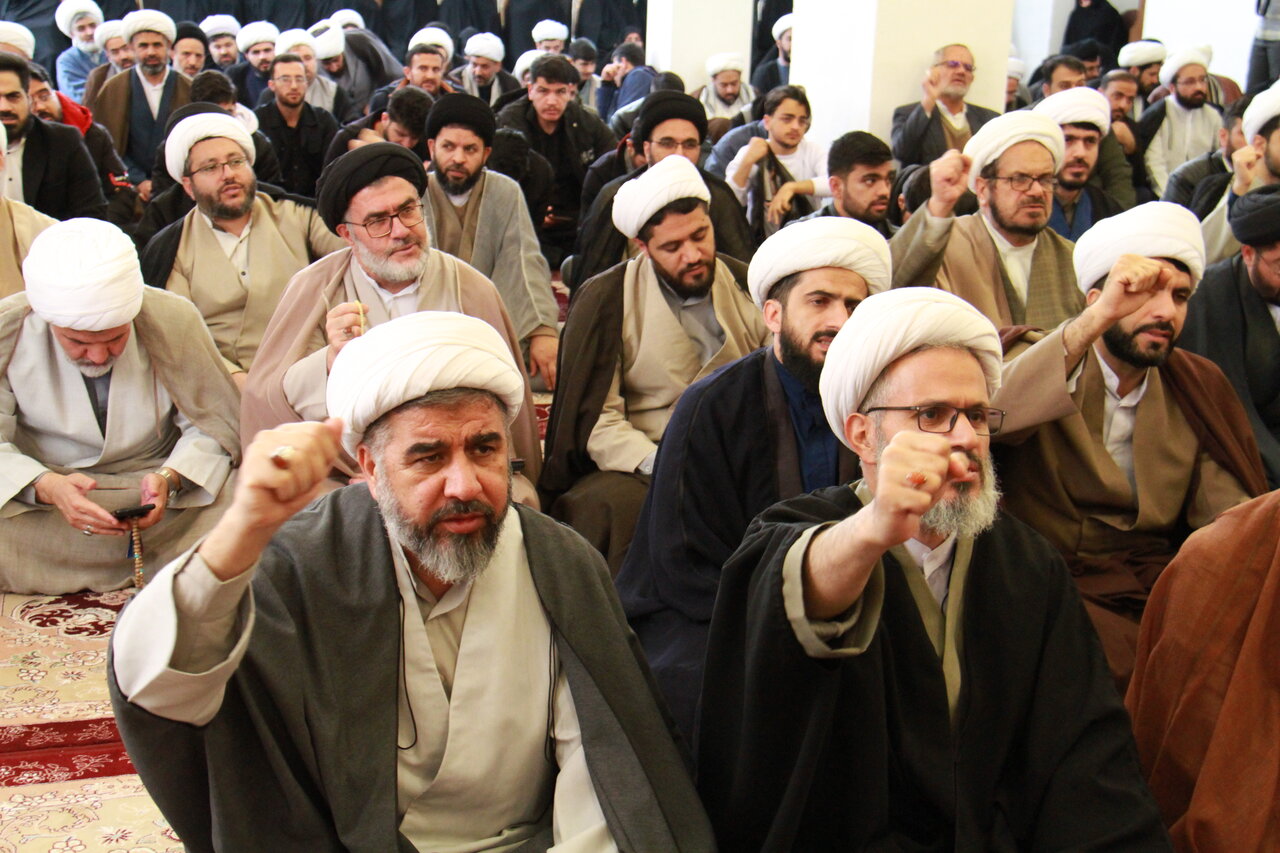 تصاویر/ خروش حوزویان چهارمحال و بختیاری در محکومیت اهانت به قرآن و مقدسات اسلامی و حمایت از رهبری