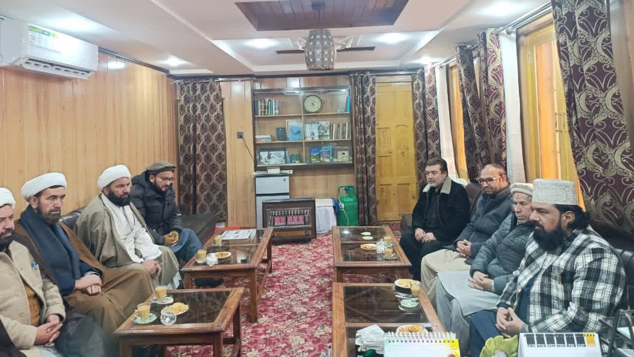 مفتی گلزار احمد نعیمی کا دورۂ سکردو؛ انجمنِ امامیہ کے صدر و اراکین سے ملاقات/خطے&nbsp;کی پُرامن فضا کو علماء کی مرہونِ منّت قرار دیا