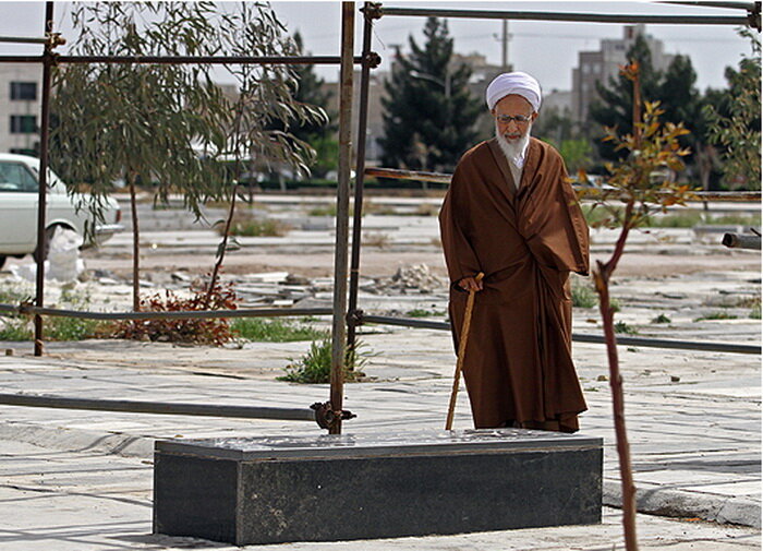 زیارت قبور، انسان را از غفلت خارج و به یاد آخرت می‌اندازد