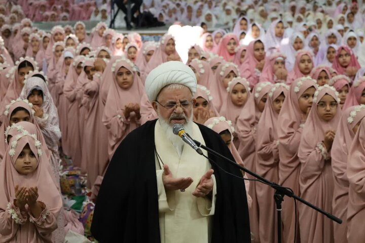 تصاویر/جشن تکلیف 3 هزار نفری دانش آموزان دختر یزدی